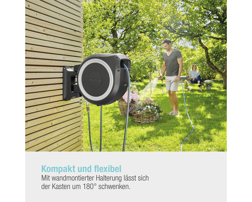 Gardena Wand-Schlauchbox mit Mann beim Blumengießen im Garten