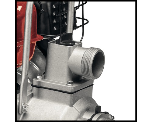 Detailaufnahme einer Wasserpumpe mit Gewindeanschluss.