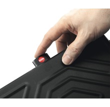 Hand betätigt Verriegelung einer schwarzen Trittstufe mit Hailo Logo