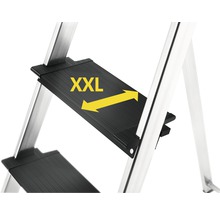 Detailaufnahme einer Leiterstufe mit XXL Kennzeichnung.