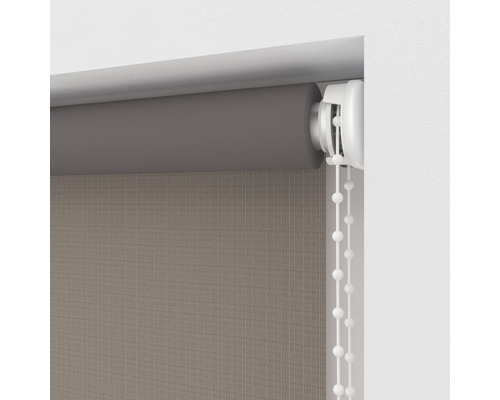 Graues Seitenzugrollo mit Kettenzug zur Fensterdekoration