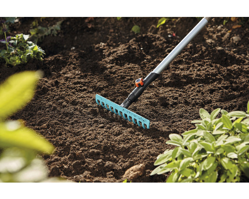 Gartenrechen mit Metallschaft im Einsatz auf einem Beet