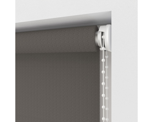 Graues Rollo mit Kettenzug zur Fensterdekoration