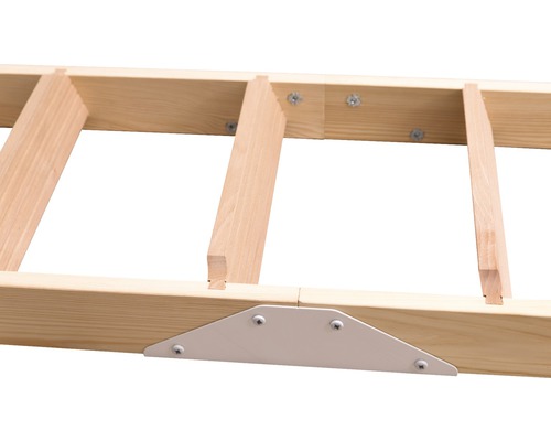 Detailansicht einer Holztreppe mit Metallverstärkung