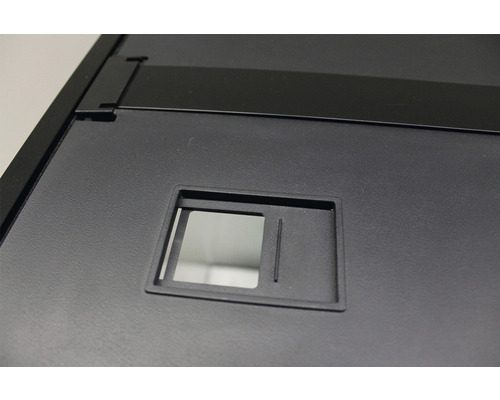 Detailansicht einer schwarzen Aquarienabdeckung mit einer rechteckigen Öffnung.