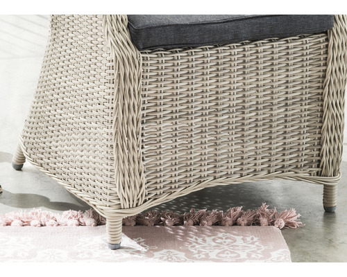 Detailansicht eines Rattan Gartenstuhls mit Sitzkissen