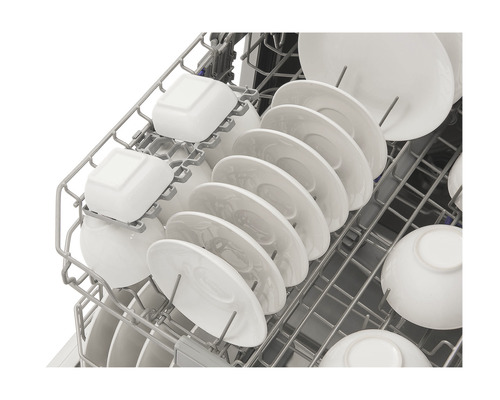 Geschirrspülmaschine mit Geschirr im Spülkorb