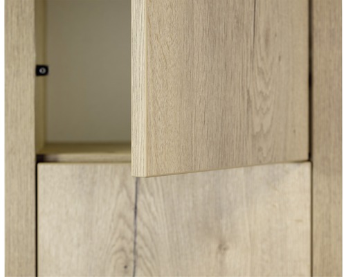 Detailansicht eines Möbelschranks mit teilweise geöffneter Tür