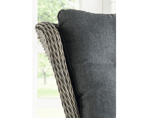 Detailansicht eines Rattansessels mit grauem Sitzkissen