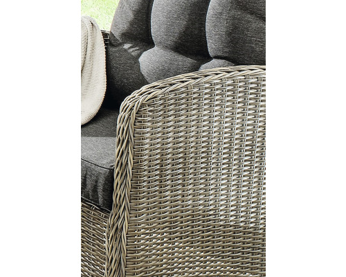Detailansicht eines Korbsessels mit Polster