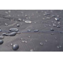 Nahaufnahme von Wassertropfen auf wasserabweisendem Material