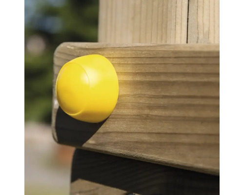 Gelbe Schutzkappe an einem Holzbalken