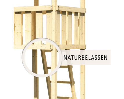 Detailaufnahme eines unbehandelten Holzspielturms mit Leiter