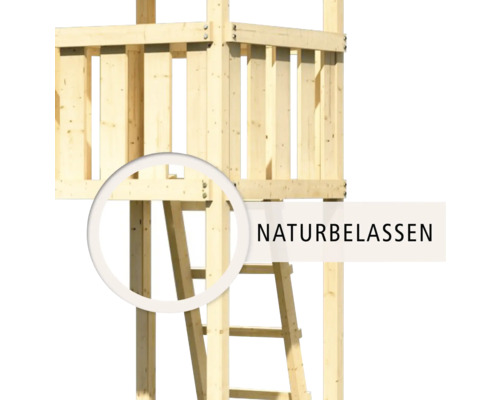 Detailaufnahme eines naturbelassenen Spielturms mit Leiter