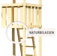 Detailansicht eines naturbelassenen Spielturms aus Holz mit Leiter.
