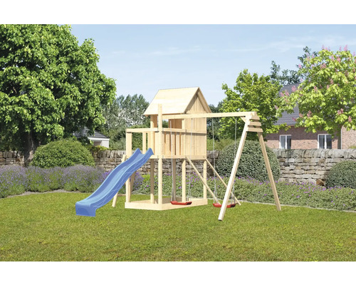 Holzspielplatz mit Rutsche und Schaukel im Garten