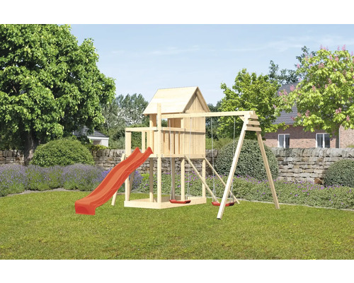 Holzspielturm mit Rutsche und Schaukel im Garten