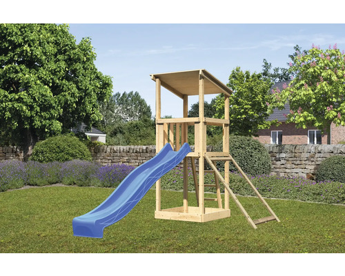 Holzspielturm mit blauer Rutsche und Leiter im Garten.