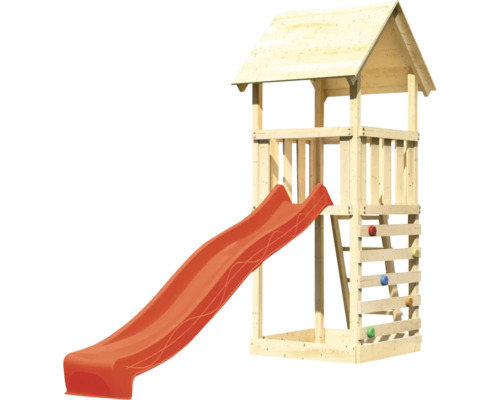 Spielturm aus Holz mit roter Rutsche und Kletterwand
