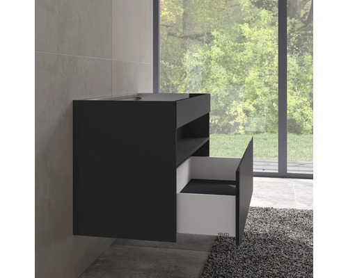 Schwarzer Waschtischunterschrank mit offener Schublade im Badezimmer.