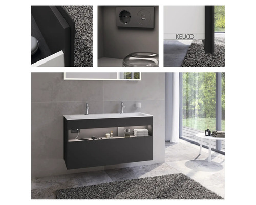 Modernes Badezimmer mit Waschtisch, Spiegel und Handtüchern