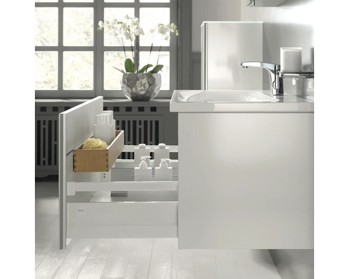 Badezimmer mit Waschbeckenunterschrank und geöffneter Schublade zur Aufbewahrung von Badartikeln