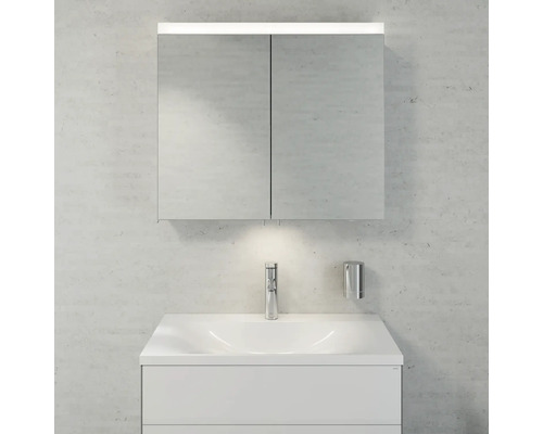 Modernes Badezimmer mit Waschbeckenunterschrank, Armatur, Seifenspender und Spiegelschrank mit Beleuchtung