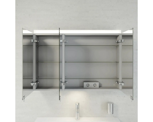 Offener Spiegelschrank mit Glasböden und Steckdose