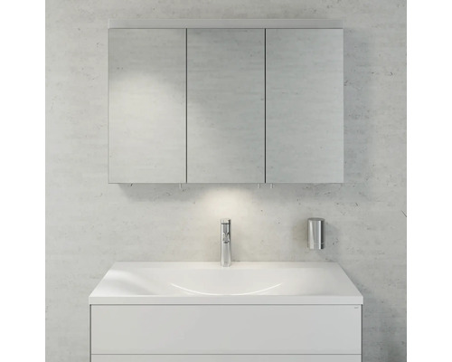 Badezimmer mit Spiegelschrank, Waschbecken und Armatur