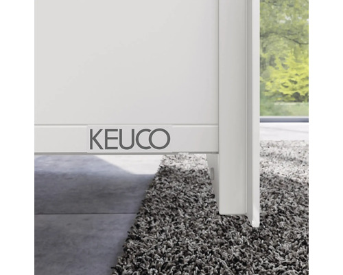 Detailansicht eines weißen Badezimmerschranks mit Keuco Logo