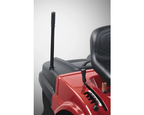 Detailansicht eines Rasentraktors mit Schaltknüppel und Sitz