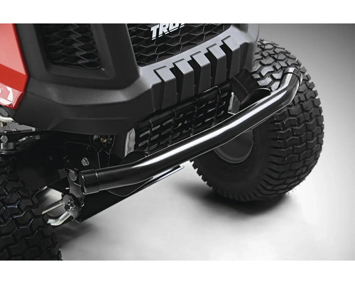 Detailansicht eines Rasentraktors mit Stoßstange