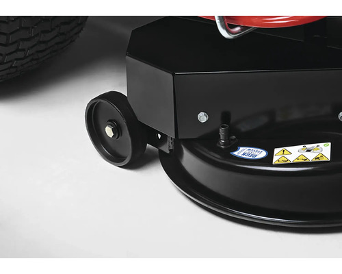 Detailaufnahme Rasentraktor mit Mähwerk, Rad und Warnhinweisen