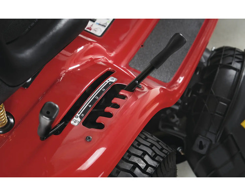 Detailansicht der Gangschaltung eines Rasentraktors