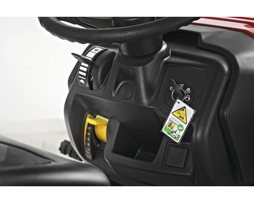 Detailansicht des Armaturenbretts eines Rasentraktors mit Zündschlüssel und Bedienelementen