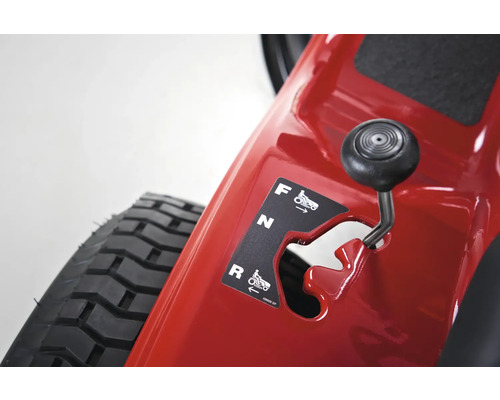 Detailansicht des Schalthebels eines Rasentraktors