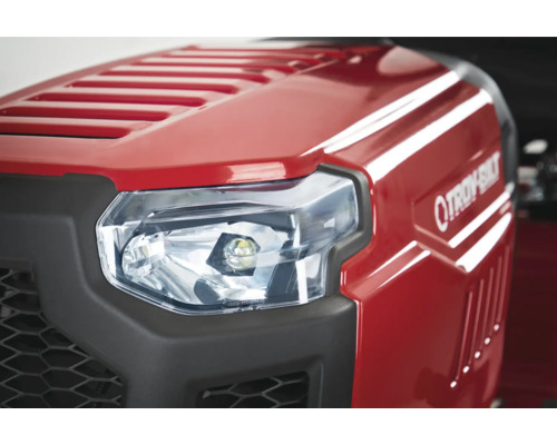 Nahaufnahme des Scheinwerfers eines roten Troy-Bilt Rasentraktors.