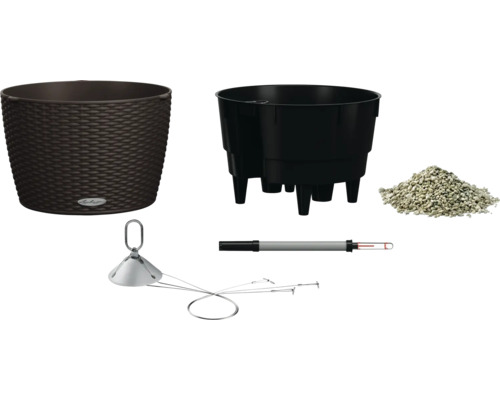 Abbildung von einem geflochtenen Pflanzgefäß, einem Pflanzeinsatz mit Füßen, einer Drainageschicht, einem Feuchtigkeitsmesser und einem Bewässerungssystem.