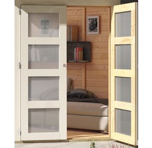 Zwei Holztüren mit Glaseinsätzen öffnen den Blick auf ein Zimmer mit Bett und Bücherregal