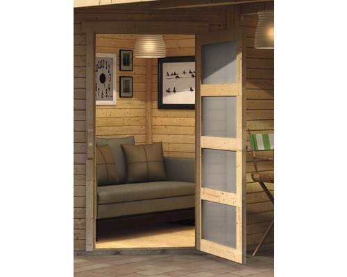 Helle Holzgartenlaube mit Sofa, Dekoration und teilweise geöffneter Tür