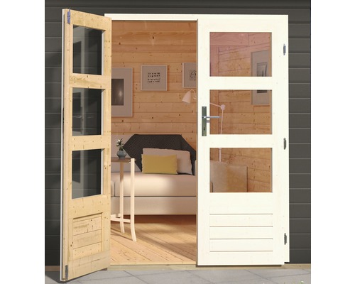 Geöffnete Holztür mit Glaseinsätzen gibt den Blick frei auf einen hellen Raum mit Sofa.