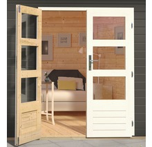 Offene Holztür mit Glaseinsätzen und Einblick in ein hölzernes Gartenhaus