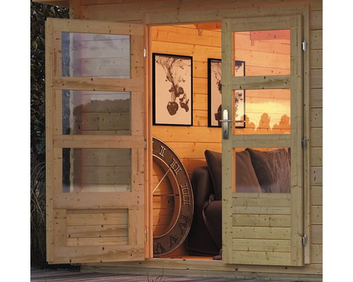 Offene Holztür eines Gartenhauses mit Glasfenstern und Inneneinrichtung