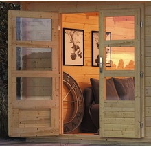 Offene Holztür eines Gartenhauses mit Fenstern