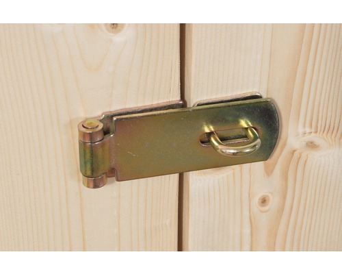 Türriegel aus Metall an Holztür