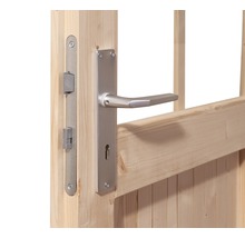 Detailansicht eines Holztors mit Türgriff und Schloss