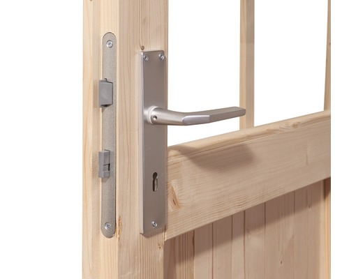 Detailansicht eines Holzgartentors mit silberfarbenem Türgriff und Schlosskasten