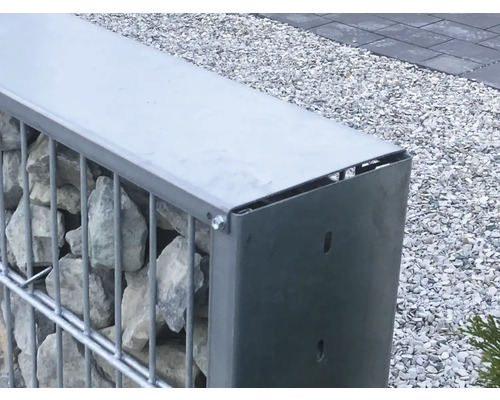 Gabione mit Steinen und Metallrahmen