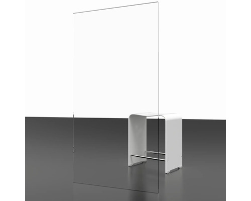 Klarglas Schutzwand neben weißem Hocker