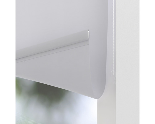 Nahaufnahme einer weißen Fensterjalousie mit Kettenzug